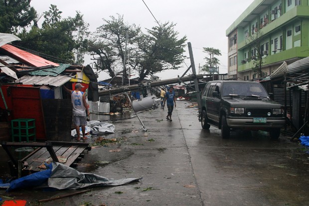 Tufão Hagupit fez três vítimas e mais de 1,2 milhão de pessoas fugiram para abrigos (Foto: Marlon Tano/AFP)