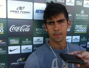 Leandro Almeida durante a coletiva do Coritiba (Foto: Gabriel Hamilko)