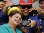 Dilma participa de selfie com trabalhadores no Rio de Janeiro. No horário eleitoral, a campanha da presidente pediu aos eleitores que interagissem enviando fotos tiradas com a petista