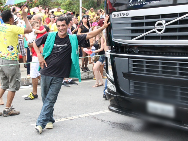 'Mesmo conduzindo o trio, tenho espaço para dançar', garantiu auxiliar de cozinha George Albert (Foto: Camila Henriques/G1 AM)