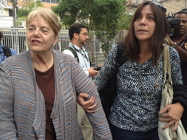 Mãe e irmã da juíza Patrícia Acioli chegam ao julgamento do PM Carlos Adílio Maciel Santos. (Foto: Isabela Marinho / G1)