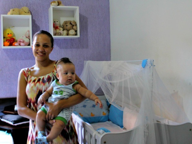 Entre ursos e o berço Yasmin de 15 anos cuida do sue filho de apenas quatro meses de vida (Foto: Hosana Morais/G1)