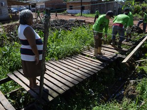 Aposentada Maria Rodrigues, de 65 anos, observa o trabalho dos voluntários (Foto: John Pacheco/G1)