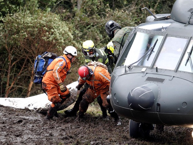 Membros da equipe de resgate carregam o corpo de uma das vítimas da queda do avião da Chapecoense até um helicoptero da Força Aérea Colombiana  (Foto: Jaime Saldarriaga/Reuters)