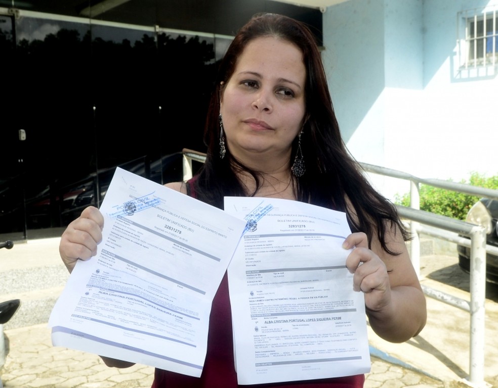 Vítima de arrastão na Serra mostra boletim de ocorrência (Foto: Ricardo Medeiros/ A Gazeta)
