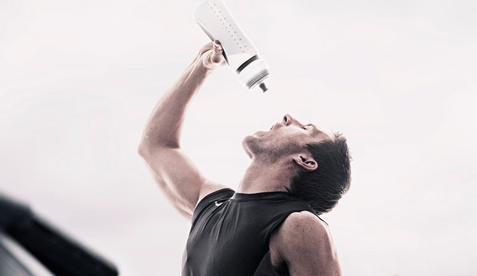 Homem após corrida bebendo água com squeeze (Foto: Getty Images) Homem após corrida bebendo água com squeeze (Foto: Getty Images)