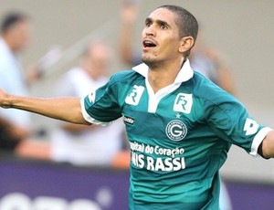 Ramon comemora o gol do Goiás contra o Atlético-GO (Foto: Agência Futurapress)