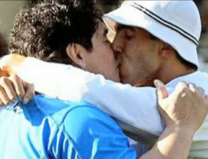 Maradona beija Tevez (Foto: Reprodução SporTV)