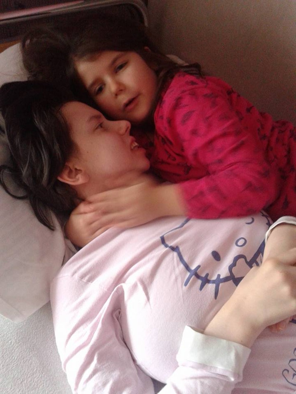 Mãe e filha precisam de ajuda financeira para continuar tratamento (Foto: DanijelaKoDe/Reprodução/Facebook)
