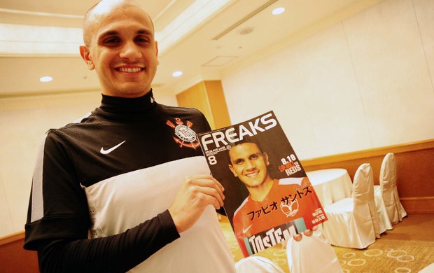 Fábio Santos entrevista Corinthians (Foto: Marcos Ribolli / Globoesporte.com)