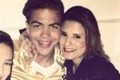 Menina abraçada a
 Ronald é prima dele; mãe defende filho: 'Maldosos' (Reprodução)