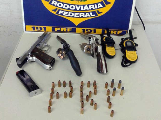 Armas e munições foram apreendidas na BR-153 (Foto: Divulgação/PRF-TO)