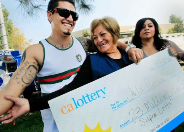Julie Cervera, de 69 anos, passou mais de 5 meses sem se dar conta de que tinha ganhado loteria americana US$ 23 milhões. (Foto: AP)