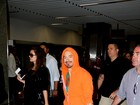 Robert Downey Jr. desembarca no Rio e segue para hotel