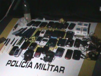 celulares presos (Foto: Polícia Militar / Divulgação)