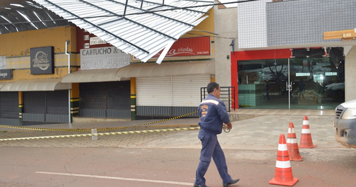 G1 - Ventania desloca telhado de centro comercial em Ouro Branco, em MG