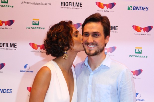 Camila Pitanga beija Igor Angelkorte no Festival do Rio (Foto: Anderson Borde/Ag. News)