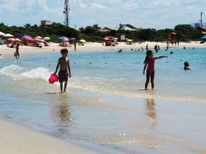 Praia da Daniela é opção para pais que querem mar calmo (Foto: Géssica Valentini/G1)