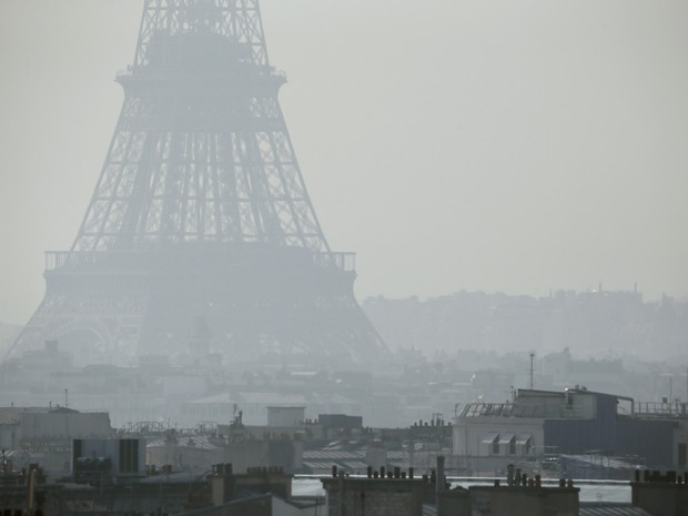 Qualidade do ar de Paris atingiu um dos piores patamares da história, rivalizando com a capital chinesa Pequim, uma das cidades mais poluídas do mundo (Foto: AFP)