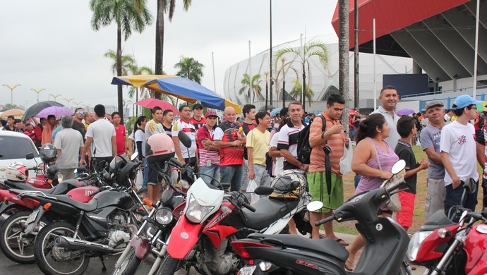 Flamenguistas fazem fila para comprar ingressos em Manaus (Foto: Isabella Pina)