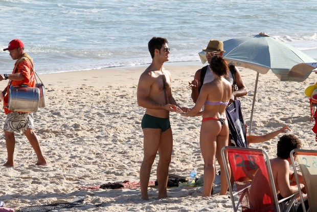 Emiliano D&#39;Ávila na praia com a namorada (Foto: Wallace Barbosa / AgNews)