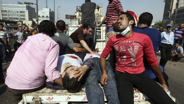 Manifestantes ficam feridos após confrontos com as forças de segurança egípcias nos arredores da Praça Ramses, no Cairo (Foto:  EFE/Khaled Elfiqi)