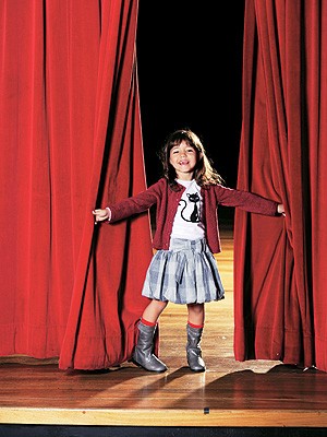 Criança no palco de um teatro (Foto: Shutterstock)