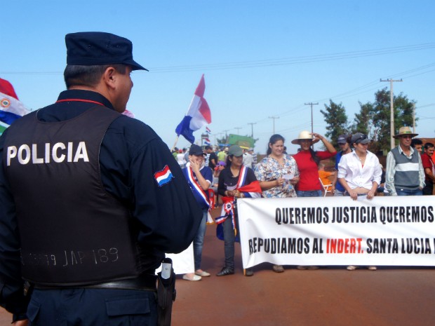 Agricultores protestam em rodovia que liga o norte do estado de Alto Paraná à capital Ciudad del Este desde o dia 8 de maio (Foto: Fabiula Wurmeister / G1)