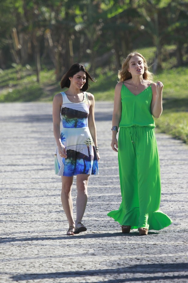 Carol Castro e Angélica gravam na praia (Foto: Dilson Silva / AgNews)