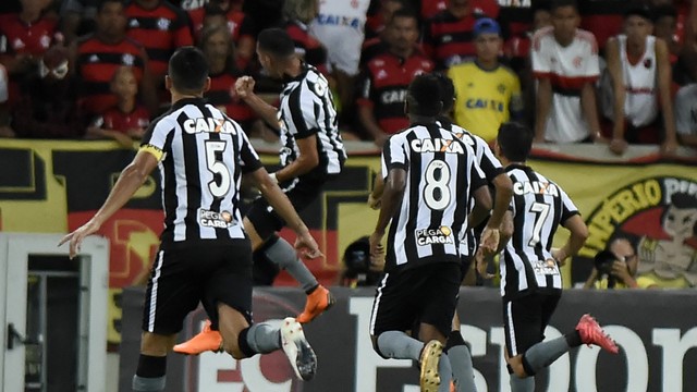 Jogadores do Botafogo comemoram gol sobre Flamengo (créditos: André Durão)