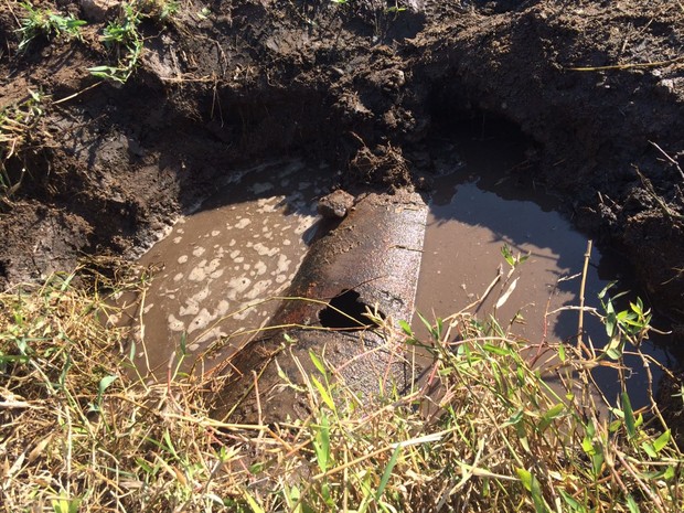 Técnicos encontraram buraco na tubulção nesta terça-feira (27), na Zona Rural de Bom Jardim (Foto: Divulgação/Compesa)