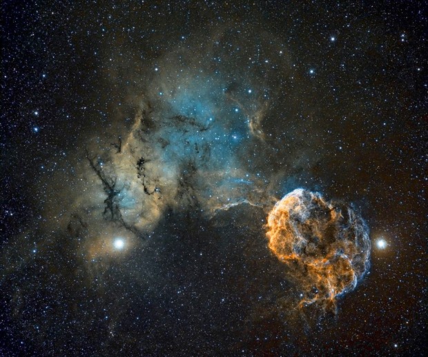 Constelação de gêmeos sobreposta por uma supernova remanescente - acredat-se que a explosão tenha acontecido há 30 mil anos (Foto: Chris Heapy/Reprodução)