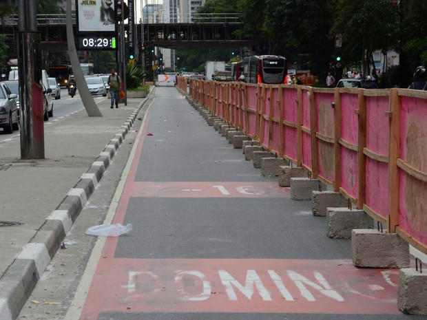 Faixa da Avenida Paulista começa a ser isolada para o início da construção da ciclovia em uma das principais avenidas de de São Paulo. O primeiro trecho a ser construído vai da rua Augusta até a Alameda Casa Branca, altura do Masp, no sentido Paraíso (Foto: J. Duran Machfee/Estadão Conteúdo)