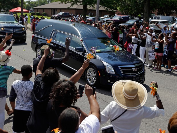 Cortejo fúnebre foi realizado nesta sexta-feira em sua cidade natal (Foto: Michael Conroy/AP)
