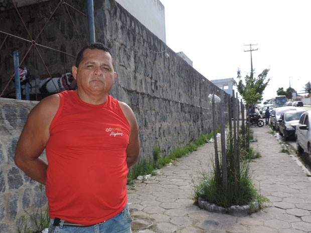 Mototaxista Carlos Roberto Santos reclama por filho até hoje não saber setença (Foto: Katherine Coutinho / G1) Mototaxista Carlos Roberto Santos reclama por filho até hoje não saber setença (Foto: Katherine Coutinho / G1)