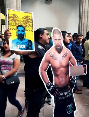 Treino UFC - fã com banner Cain Velasquez (Foto: Marcelo Russio)