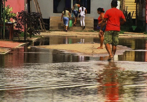 Cheia deixou ruas da cidade alagadas (Foto: Reprodução TV Amazonas)