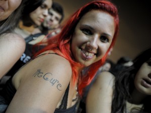 Fã mostra tatuagem com o nome da banda no braço (Foto: Flávio Moraes/G1)