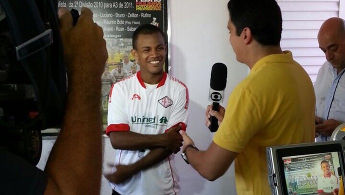 Gessé durante entrevista na apresentação do Santacruzense (Foto: Tiago Mendonça/Arquivo pessoal)