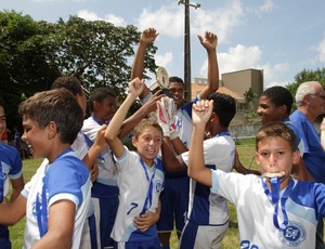 Atletas da escola Dr. Tema, de Tuntum, festejam título dos JEMs 2012, no futebol de campo (Foto: Divulgação/Bruno Mendes)