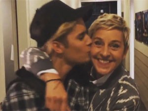 Justin Bieber beija Ellen DeGeneres em vídeo de anúncio do single 'What do you mean?' (Foto: Reprodução/Instagram/justinbieber)