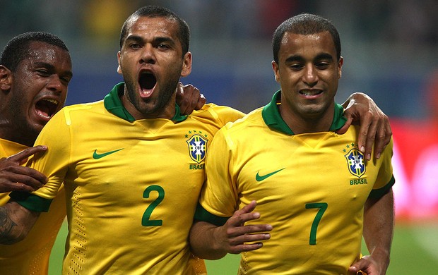 daniel alves lucas brasil gol frança amistoso arena do grêmio (Foto: Mowa Press)
