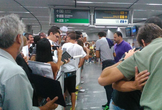 Cercado por fãs, Rafael Nadal chega ao Rio de Janeiro (Foto: Matheus Tibúrcio)
