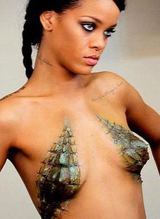 Rihanna mostra preparação para clipe no Facebook (Reprodução)