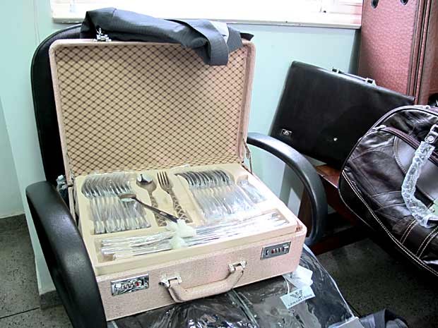 Itens falsificados que foram encontrados com turista português em Brasília; polícia suspeita que ele faz parte de um grupo que comercializa mercadoria falsificada em diversos lugares do Brasil (Foto: Lucas Nanini/G1)