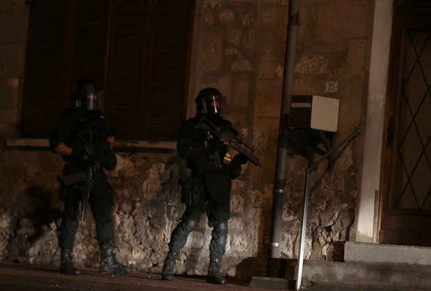  Membros da força de intervenção policial francesa (FIPN) fazem buscas em Fleury, norte da França, nesta quinta-feira (8) (Foto: Joel Saget/AFP)