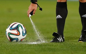 juiz spray marcação de falta Mundial de clubes (Foto: AP)