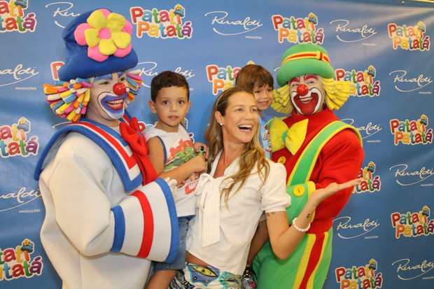 Luana Piovani com o filho (Foto: Fabio Moreno / AgNews)