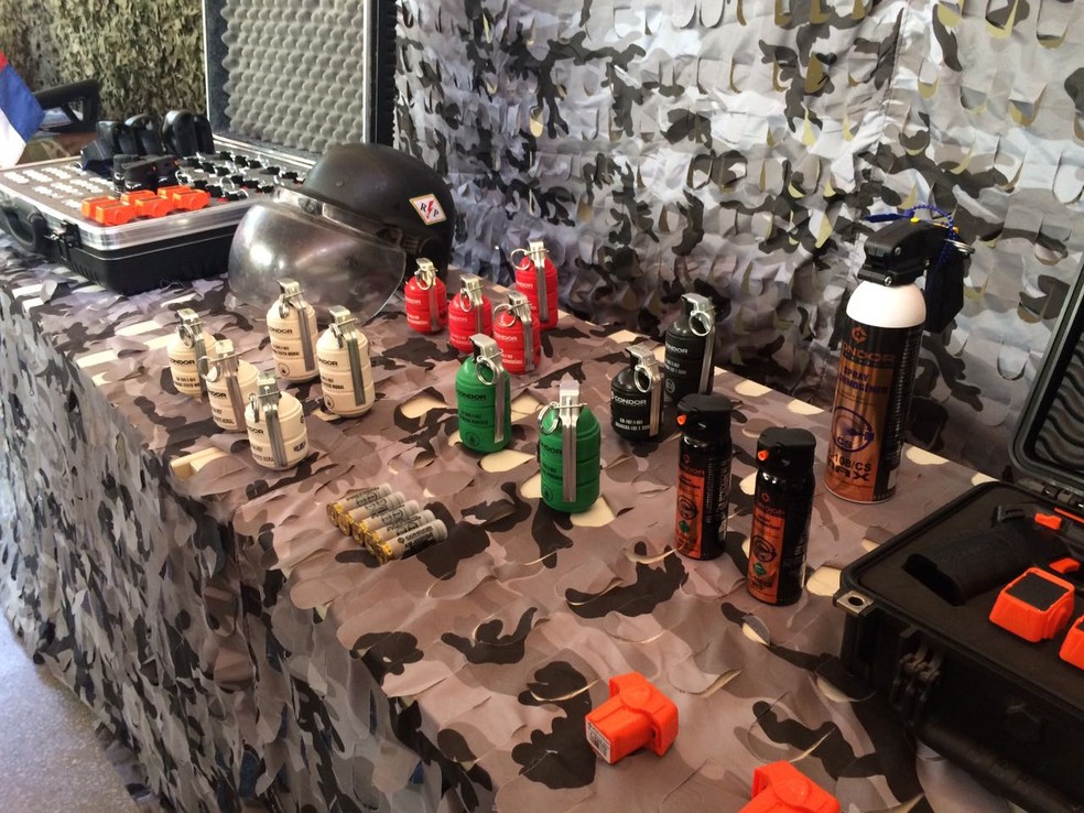 Novo armamento da PM foi apresentado nesta segunda-feira (23), no Recife (Foto: Thays Estarque/G1)