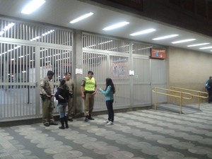 Portões estavam fechados no início da noite (Foto: Carolina Paes/G1)